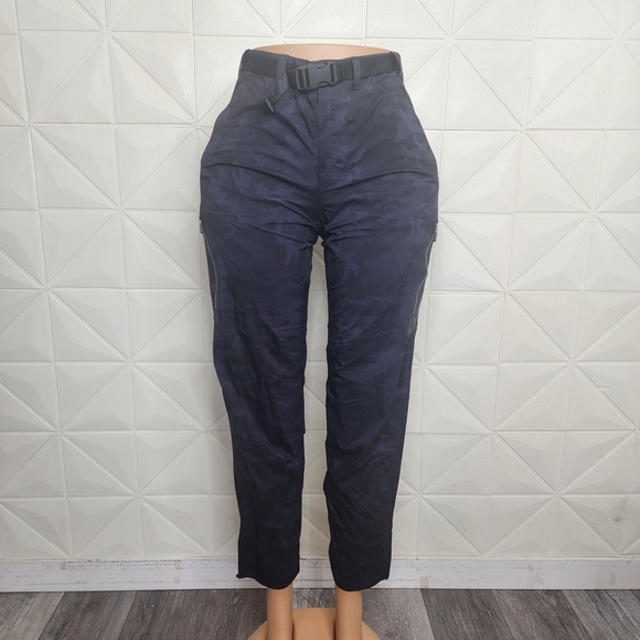lululemon athletica Pants - Lululemon Black Camo Zip-Leg Pants Size 6 Belted Utility Style